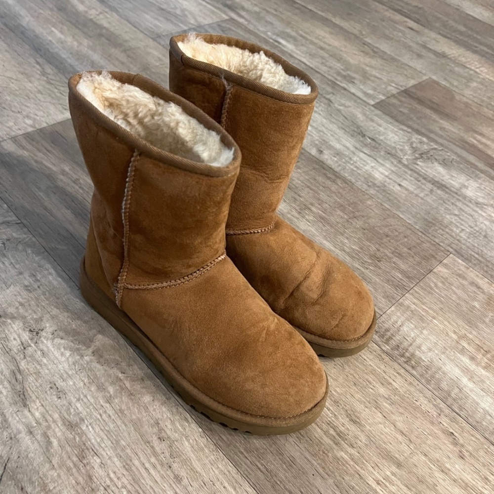 UGG SIZE 8
